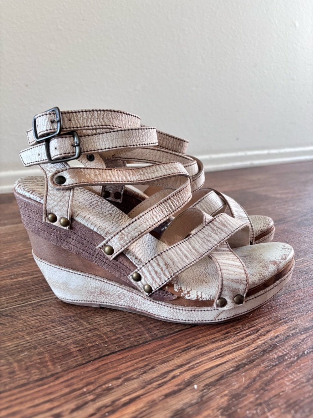 Bed|Stü Juliana Distressed Leather Strappy Wedge Sandals 9.5 Cream / Nectar Lux